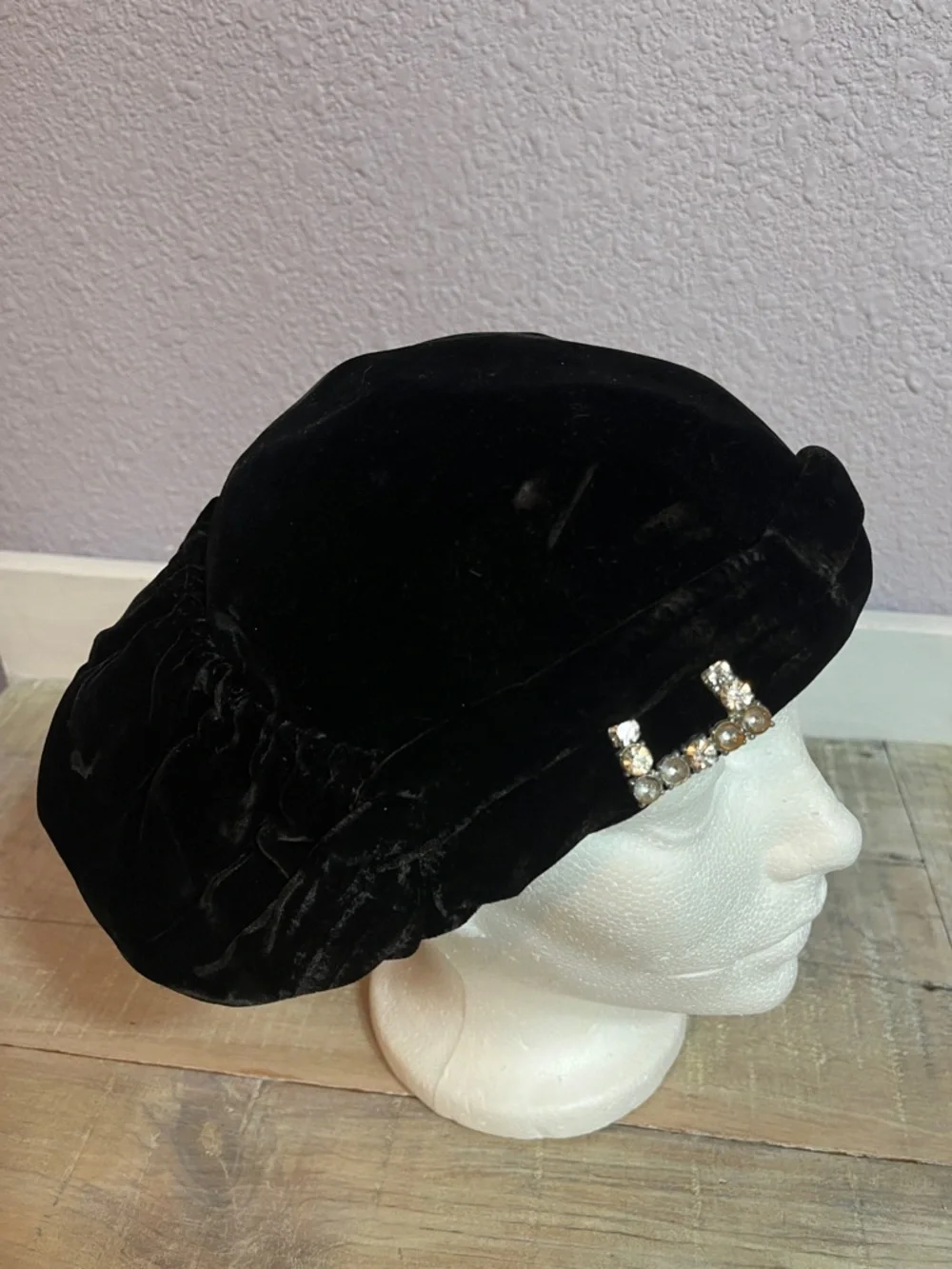 Vintage 40’s/50’s  Black Velvet Women's Cloche Hat with  Rhinestone Detail - Picture 4 of 7